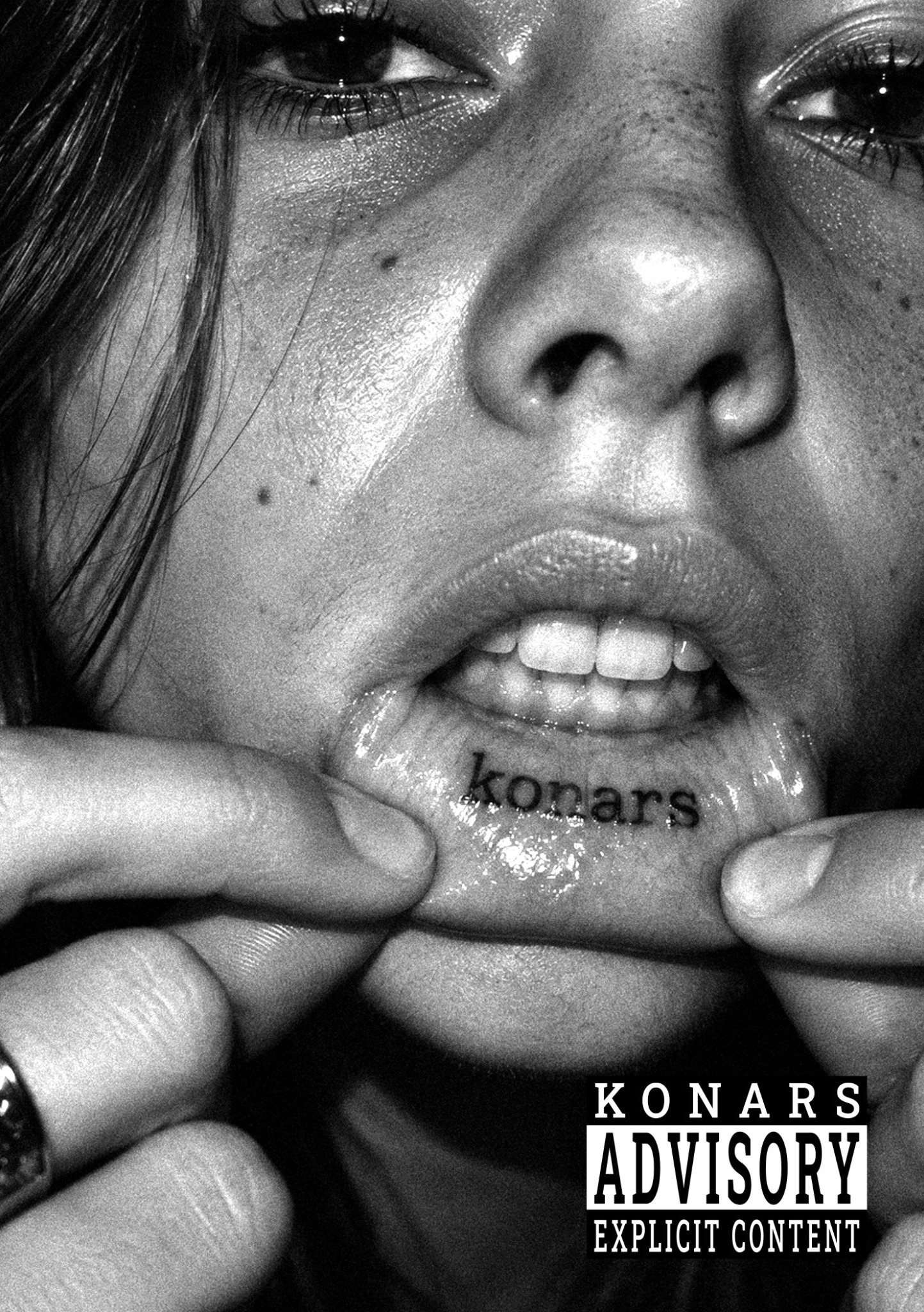Key Visual noir et blanc de S01E01 : konars inscrit à l’intérieur de la lèvre, avec le cartouche KONARS ADVISORY — EXPLICIT CONTENT