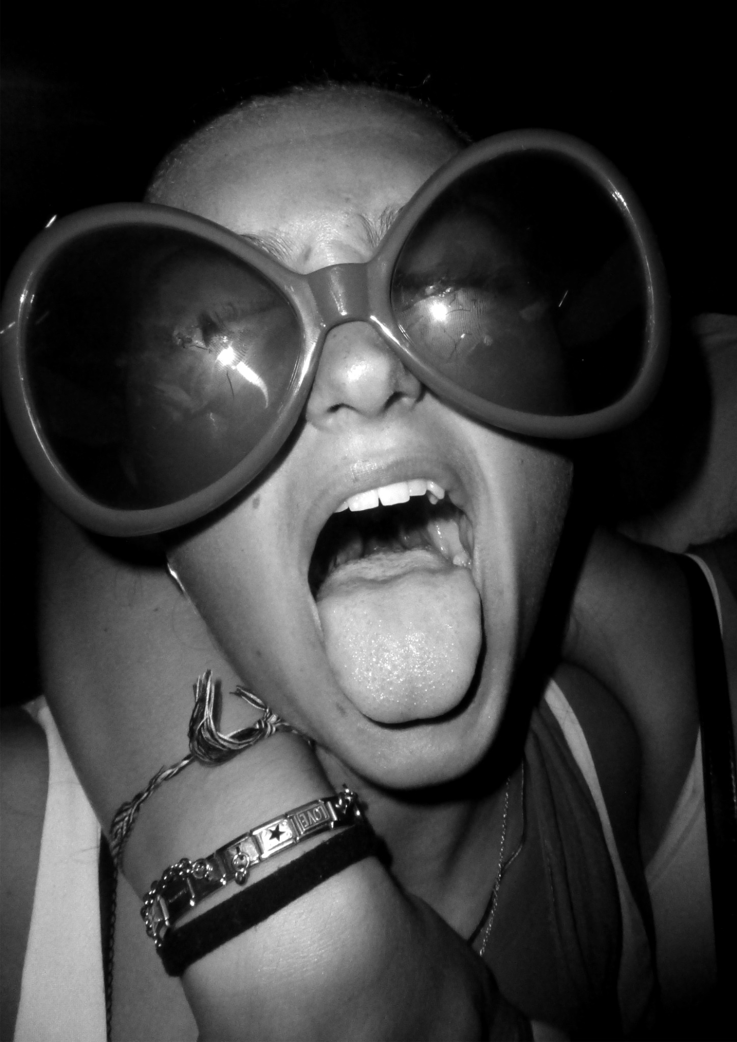 Portrait noir et blanc d’une personne portant de grandes lunettes rondes
